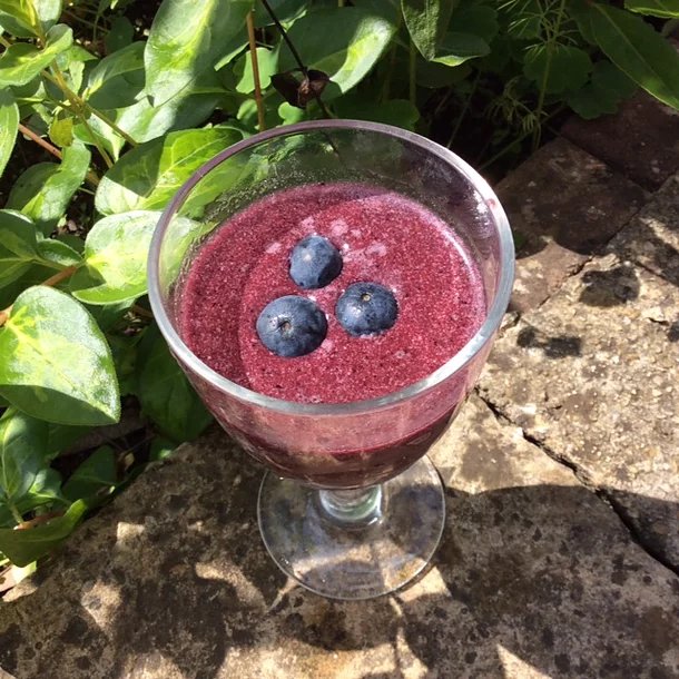 Blueberry açaí smoothie (with cacao and guarana)