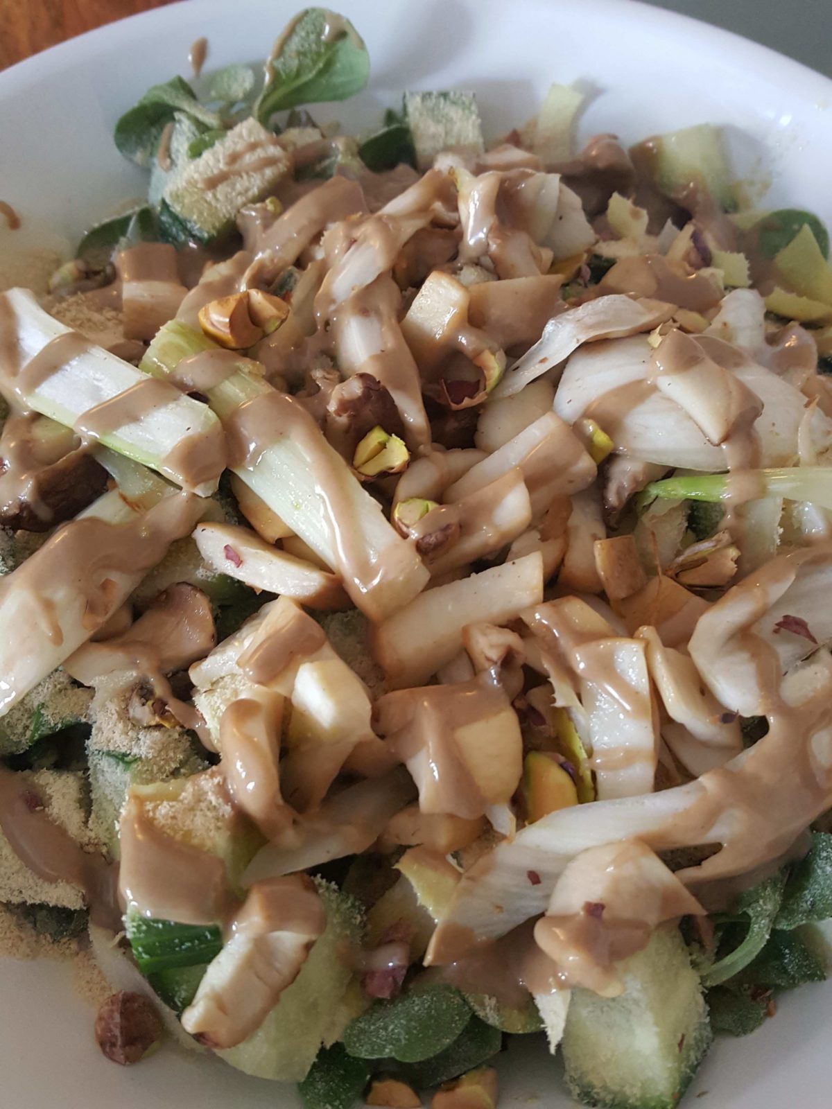 Feldsalat-Bowl mit frischem Tahin